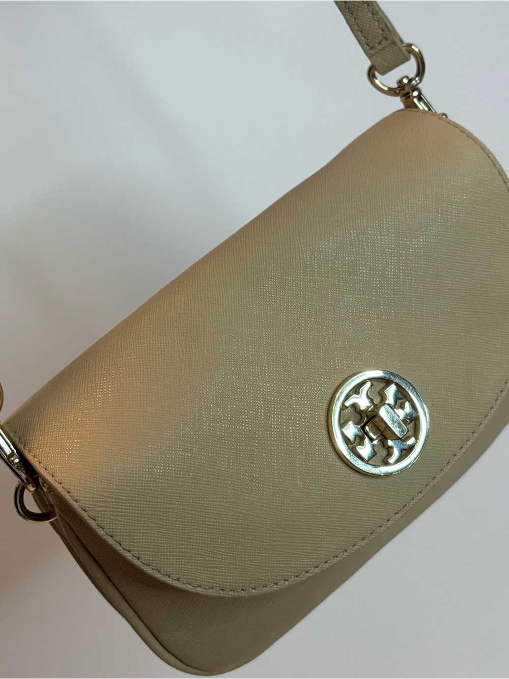 TORY BURCH ($275)  Robinson Crossbody in Neutral Saffiano Leather AUTHENTIC